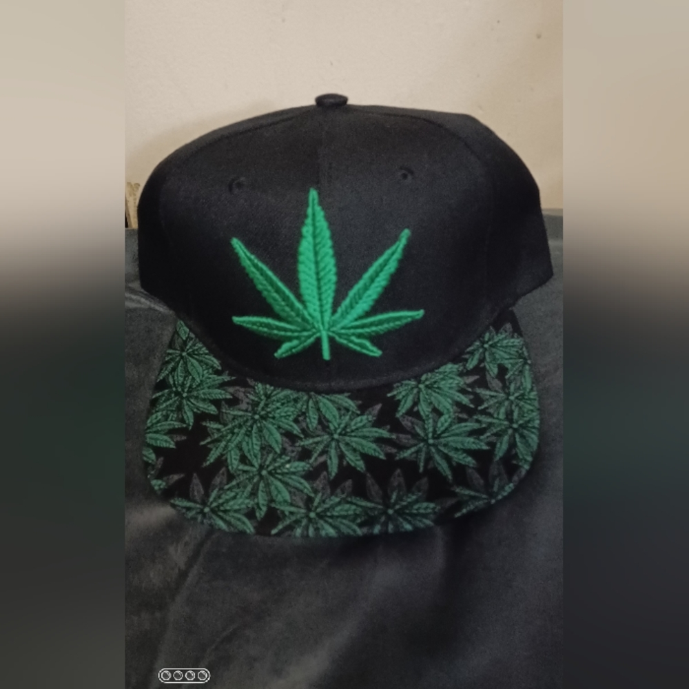 Headliners branded floral leafy hat